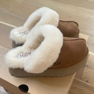 ✨UGG ✨ like new ✨ Disquette Shearling Platform Slippers